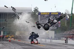 Heel veel explosies en brandend rubber in deze dikke slow motion dragrace video