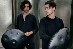 Panne Dua speelt handpan, een instrument dat klinkt als de openingstune van de hemel