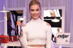 Nina Agdal schittert in bikini gemaakt van scheerschuim