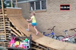 Vader bouwt Ninja Warrior parcours voor dochtertje