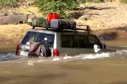 Nissan Patrol overleeft ternauwernood oversteek door rivier in Australische Outback