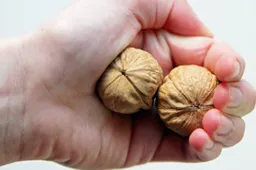 Chick wil wraak en vermoord haar man door zijn ballen fijn te knijpen