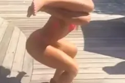 Deze bikinibabe bewijst dat squattende vrouwen de bom zijn