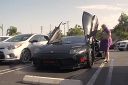 Omaatjes stelen de show in te zieke Lamborghini Murciélago