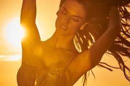 Alessandra Ambrosio shined bright like a diamond in nieuwe swimwear line