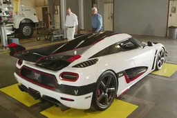 Jay Leno rijdt samen met Meneer Koenigsegg in de Koenigsegg One:1