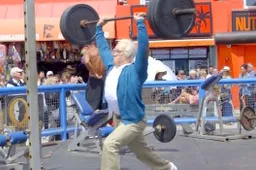 Pro gewichtheffer gaat verkleed als opa en laat bodybuilders versteld staan