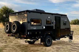 Vette off-road caravan is voor de kampeerders die gesteld zijn op luxe