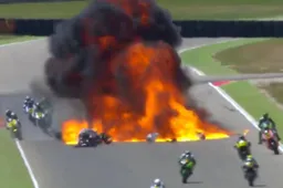 Motorracers worden opgeschrikt door vernietigende vuurbal
