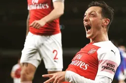 Weergaloze Mesut Özil bewijst waarom hij een van de sierlijkste voetballers op aarde is