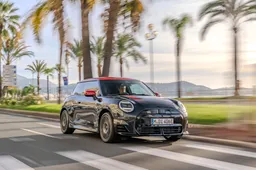 Dit brute racemonstertje van MINI Cooper is één en al duurzaam