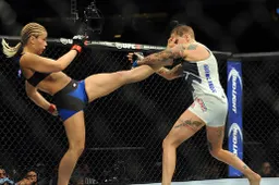 Paige VanZant schopt met grandioze karatetrap tegenstandster K.O. in UFC-duel