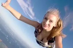 Aantrekkelijk meisje springt uit hete luchtballon