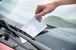 Brit krijgt parkeerboete omdat de schaduw van zijn auto op een gehandicapteparkeerplek staat