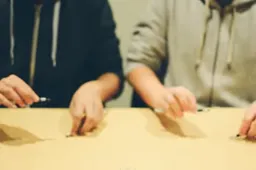Twee dudes fabriceren gruwelijke beat met slechts een vier pennen, een tafel en een liniaal