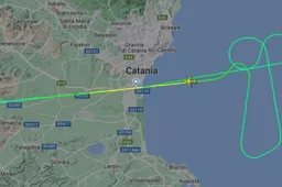 Gefrustreerde piloot tekent penis in de lucht omdat hij lang moet wachten