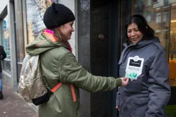 Wereldprimeur met de pinjas voor daklozen in Amsterdam