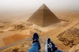 Dude beklimt piramide, schiet crazy vakantiefoto maar riskeert gevangenisstraf van drie jaar