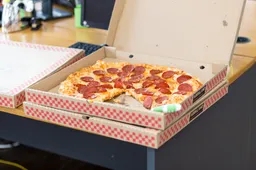 Ton is een held: hij ontwerpt een pizzadoos die je pizza langer warm houdt