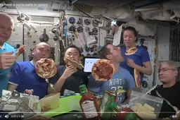 Astronauten genieten van een buitenaardse pizza party