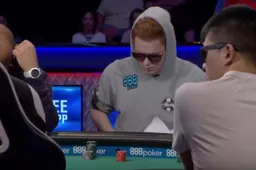 Poker groentje wordt betrapt op spieken tijdens de match