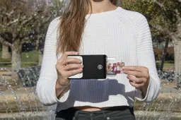 Verander je telefoon in een old skool polaroid camera met dit geniale hoesje