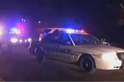 Mafkees jat politiewagen en streamt alles live op Facebook