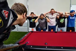 Absolute baas laat de meest verbijsterende pool tricks zien