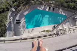 Naar rolstoel solliciterende dude maakt zieke jump in het zwembad
