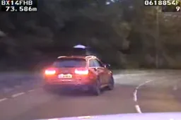 Idioten in gejatte Audi RS6 rijden Britse politiewagens aan gort