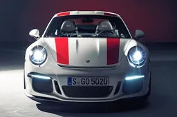 Dude test de topsnelheid van de Porsche 911R
