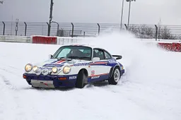 Porsche 911 gaat los op ondergesneeuwde Nürburgring