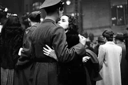 14 historische liefdesfoto’s uit oorlogstijd