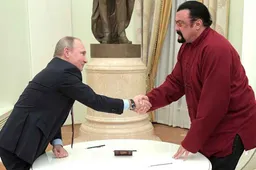 Putin geeft Russisch paspoort aan Steven Seagal