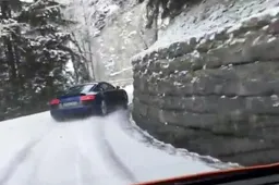 Dude crosst met z’n Audi R8 over besneeuwde bergweggetjes als een baas