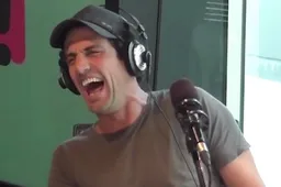 Radioshow belt random nummer met de vraag of hij referentie kan zijn en het resultaat is geniaal