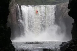 Deze dappere dodo gaat de Niagara Falls over kajakken