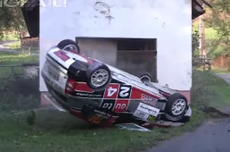 De gedachten verzetten met rallyauto’s die huizen en muren aan gort rijden