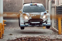 Rallykampioen drift en jumpt met zijn 300 pk sterke Fiesta op Roemeens industrieterrein