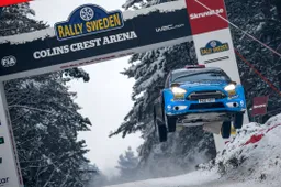 Rallybaas zet nieuw record door met zijn Ford Fiesta 45 meter ver te springen