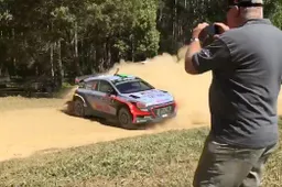 Hayden Paddon scheurt als een eindbaas door de bocht tijdens rally race