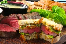 Gordon Ramsay showt de meest majestueuze sandwich ever