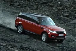 Range Rover knalt met 155 km/u van een helling