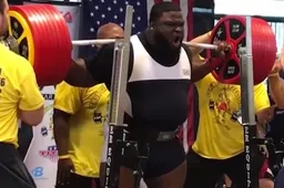 Deze indrukwekkende kast zet het wereldrecord haviest raw squat of all time