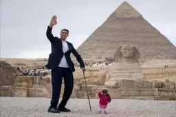 Langste man en kleinste vrouw ter wereld poseren voor piramide