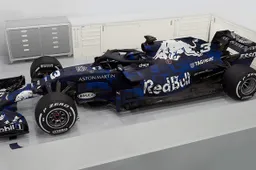 De nieuwe Red Bull RB14 van Max Verstappen ziet er heel dik uit
