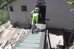 Keihard met een mountainbike door Chileense stad heen racen: RedBull Urban Downhill