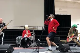 Red Hot Chili Peppers geven verrassingsoptreden in Halloween-style voor studenten