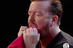 Ricky Gervais brandt zijn bek bij Hot Ones