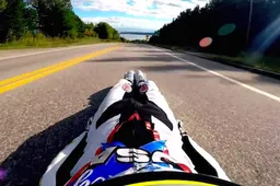 Dude op rodelkarretje scheurt met meer dan 160 km/u over openbare weg in Canada